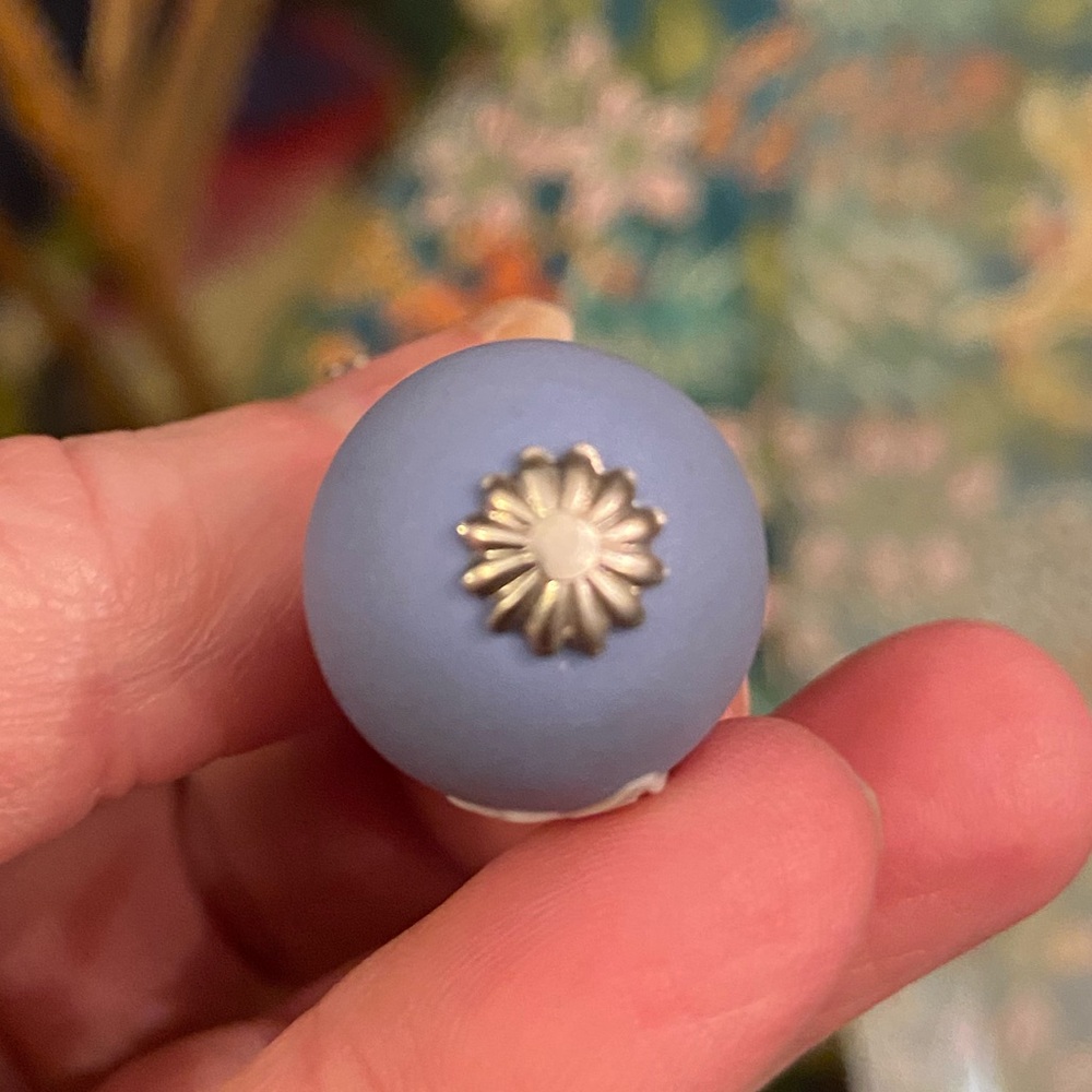 Rare 1980 Wedgwood Jasperware Daffodil Easter Egg Pendant Necklace - Picture 5 of 7